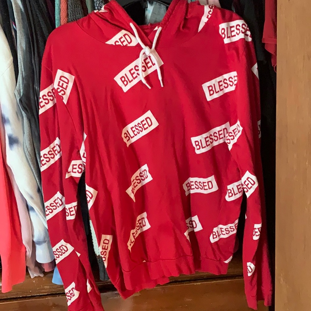 Says 1x but fits as a large. Red, 100% cotton